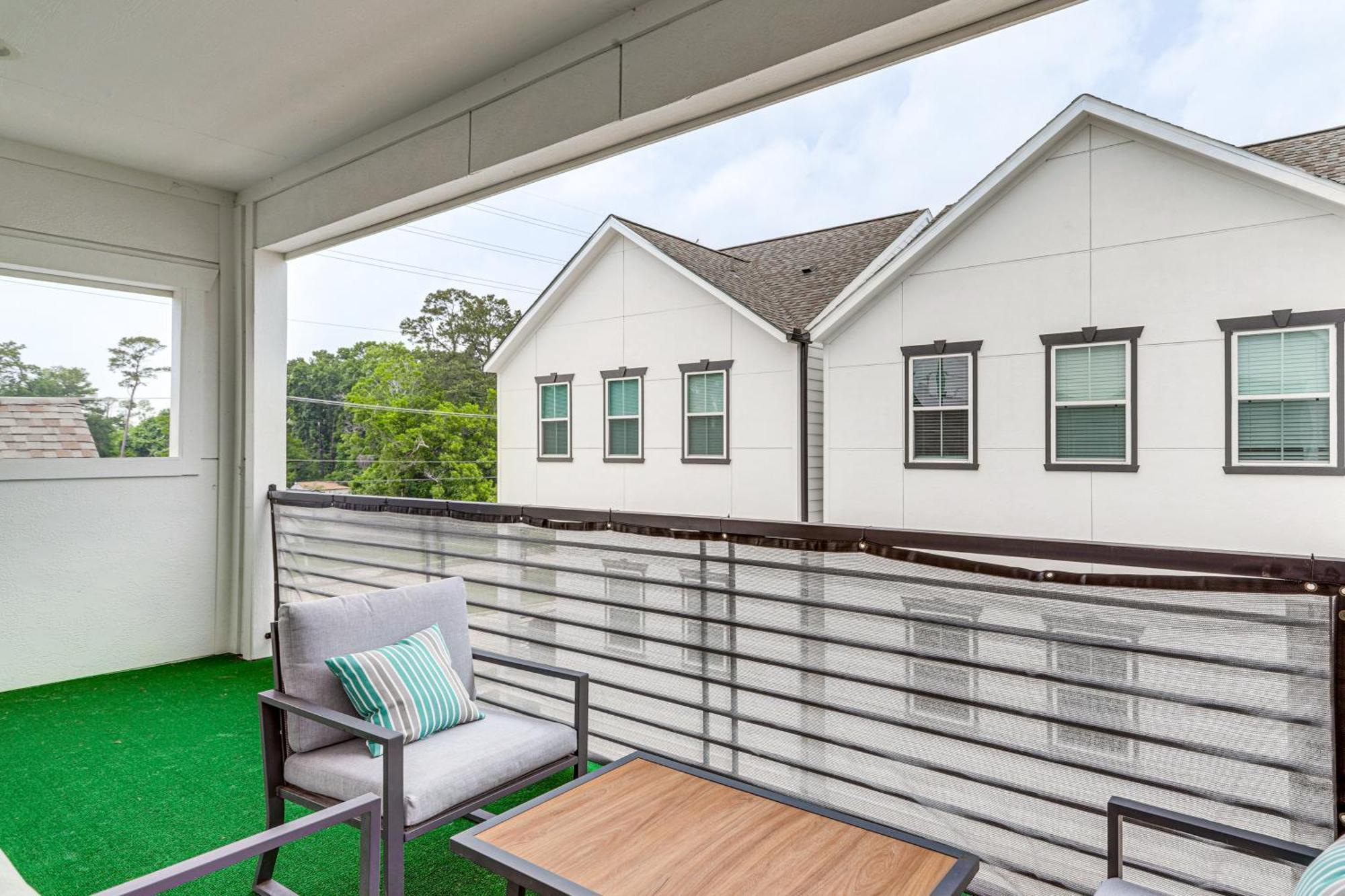 Luxe Houston Townhome With Balcony! Exterior photo